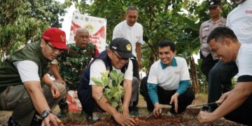 Sekretaris Umum DPP LDII Tri Gunawan Hadi bersama aparat pemerintah dan tokoh masyarakat setempat menanam pohon.