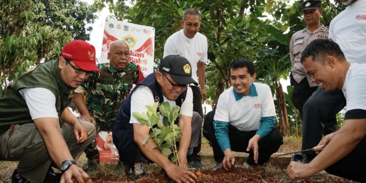 Sekretaris Umum DPP LDII Tri Gunawan Hadi bersama aparat pemerintah dan tokoh masyarakat setempat menanam pohon.