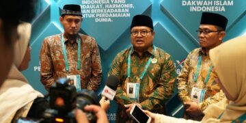 Ketum DPP LDII didampingi Bendahara Umum dan Sekretaris Umum. (LINES)